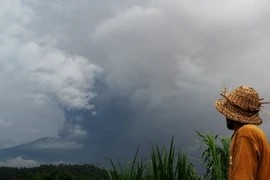 Núi lửa Agung trên đảo Bali phun tro bụi ngày 26/11. THX/TTXVN