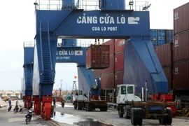 Hàng hóa xuất nhập khẩu qua cảng Cửa Lò. (Ảnh: Thanh Tùng/TTXVN)