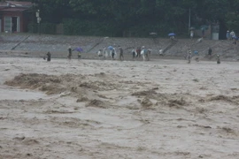 Nước lũ đổ về phá hủy nhiều công trình giao thông, thủy lợi tại thị xã Nghĩa Lộ. (Ảnh: Thế Duyệt/TTXVN)