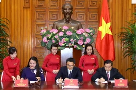 Phó Thủ tướng Vũ Đức Đam (giữa), Chủ tịch Hội Liên hiệp Phụ nữ Việt Nam Nguyễn Thị Thu Hà và Chủ tịch Hội Nông dân Việt Nam Lại Xuân Môn ký kết chương trình phối hợp. (Ảnh: Thống Nhất/TTXVN)