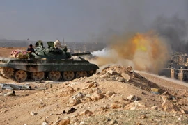 Xe tăng của Chính phủ Syria nã đạn pháo vào các mục tiêu của IS trong chiến dịch giải phóng thành phố Deir Ezzor ngày 2/11. (Nguồn: AFP/ TTXVN)