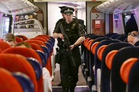 Cảnh sát đặc nhiệm Anh tuần tra trên chuyến tàu tới nhà ga Euston ở London ngày 29/5. (Nguồn: AFP/TTXVN)