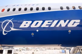 Logo của hãng Boeing trên chiếc máy bay Boeing 787-10 Dreamliner. (Nguồn: AFP/TTXVN)