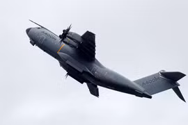  Máy bay Airbus A400M trình diễn trong cuộc triển lãm hàng không Farnborough ở tây nam London ngày 12/7/2016. (Nguồn: AFP/TTXVN)