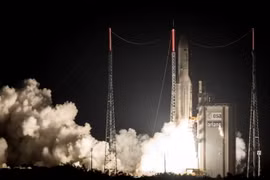 Tên lửa Ariane 5 mang theo vệ tinh địa tĩnh rời bệ phóng từ căn cứ vũ trụ Kourou tại Guyana ngày 5/5. (Nguồn: AFP/TTXVN)