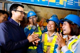 Phó Thủ tướng Vũ Đức Đam thăm hỏi, chúc Tết công nhân Công ty Môi trường đô thị Hà Nội. (Ảnh: Dương Ngọc/TTXVN.)