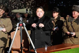 Nhà lãnh đạo Triều Tiên Kim Jong-un (giữa) thị sát cuộc tập trận của đơn vị pháo binh Quân đội Nhân dân Triều Tiên tại một địa điểm bí mật trên lãnh thổ nước này. (Nguồn: REUTERS/TTXVN)