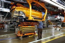 Lắp ráp ôtô điện Chevrolet Bolt EV tại Orion Township, bang Michigan. (Nguồn: AP/TTXVN)