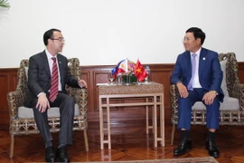 Phó Thủ tướng, Bộ trưởng Ngoại giao Phạm Bình Minh gặp song phương Bộ trưởng Ngoại giao Philippines Alan Peter Cayetano. (Ảnh: Vịnh Bình/TTXVN)