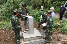 Ban Chỉ đạo Phân giới cắm mốc tỉnh Đắk Nông kiểm tra cột mốc phụ mới được xây dựng. (Ảnh: Ngọc Minh/TTXVN)