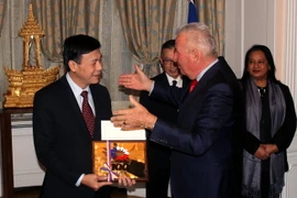 Đại sứ Hồ Minh Tuấn nhận kỷ niệm chương của Hiệp hội Hiệp hội Czech Top 100. (Ảnh: Trần Quang Vinh/Vietnam+)