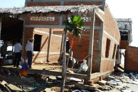 Triều cường làm hư hỏng nhiều nhà dân. (Ảnh: Trần Thị Thu Hiền/TTXVN)