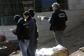 Cảnh sát Tây Ban Nha trong chiến dịch truy quét khủng bố tại Ceuta ngày 13/1. (Nguồn: EPA/TTXVN)