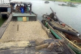 Lực lượng cảnh sát giao thông phát hiện hút cát trái phép. (Ảnh: Nguyễn Sơn/Vietnam+)