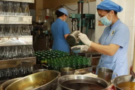 Sắc thuốc cho bệnh nhân tai biến tại Viện Y Dược học dân tộc Thành phố Hồ Chí Minh. (Ảnh: Phương Vy/TTXVN)