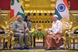 Tổng thống Myanmar Htin Kyaw (phải) và Thủ tướng Ấn Độ Narendra Modi (trái) tại cuộc gặp ở Naypyidaw ngày 5/9. (Nguồn: AFP/TTXVN)