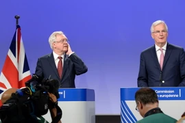  Bộ trưởng phụ trách Brexit của Anh David Davis (trái) và Trưởng đoàn đàm phán Brexit của EU Michel Barnier trong cuộc họp báo chung tại Brussels, Bỉ ngày 20/7. (Nguồn: AFP/TTXVN)