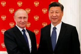 Tổng thống Nga Vladimir Putin (trái) và Chủ tịch Trung Quốc Tập Cận Bình. (Nguồn: EPA/TTXVN) 