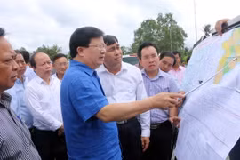 Phó Thủ tướng Trịnh Đình Dũng kiểm tra khảo sát khu vực vị trí xây dựng cầu Đại Ngãi bắc qua sông Hậu. (Ảnh: Trung Hiếu/TTXVN)