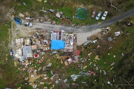 Cảnh hư hại sau bão Maria ở Catano, Puerto Rico ngày 21/9. (Nguồn: AFP/TTXVN)