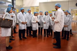 Đoàn các đại sứ ASEAN chụp ảnh lưu niệm với các quan chức thành phố Parma và lãnh đạo Cosmoproject. (Ảnh: Quang Thanh/Vietnam+)
