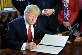 Tổng thống Mỹ Donald Trump làm việc tại Nhà Trắng. (Nguồn: AFP/TTXVN)