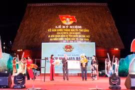 Thứ trưởng Bộ Văn hóa, Thể thao và Du lịch Đặng Thị Bích Liên trao Bằng công nhận Di tích Quốc gia đặc biệt Địa điểm Chiến thắng Đăk Tô - Tân Cảnh cho lãnh đạo tỉnh Kon Tum và huyện Đăk Tô. (Ảnh: Hồng Điệp/TTXVN)