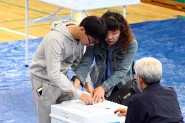 Cử tri bỏ phiếu bầu Tổng thống Hàn Quốc tại điểm bầu cử ở Seoul ngày 9/5. (Nguồn: THX/TTXVN)