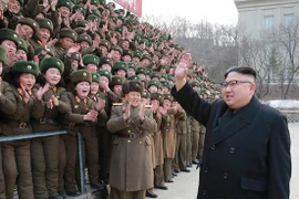 Nhà lãnh đạo Triều Tiên Kim Jong-un thăm một đơn vị quân đội ngày 1/3. (Nguồn: YONHAP/TTXVN)