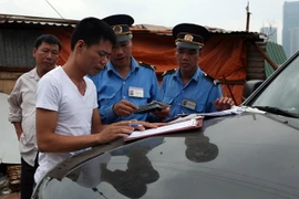 Thanh tra GTVT Hà Nội kiểm tra xử lý các trường hợp lái xe vi phạm. (Ảnh: Huy Hùng/TTXVN)