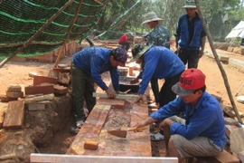 Trùng tu đoạn đường dẫn mới được phát hiện dưới sự giám sát của chuyên gia Ấn Độ. (Ảnh: Đoàn Hữu Trung/TTXVN)