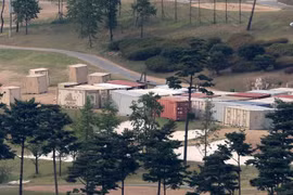  Các c​ontainer được cho là chứa Hệ thống phòng thủ tên lửa tầm cao giai đoạn cuối (THAAD) của Mỹ tại Seongju, Hàn Quốc ngày 30/5. (Nguồn: EPA/TTXVN)