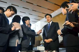 Thủ tướng Nhật Bản Shinzo Abe (giữa) trả lời phỏng vấn báo chí ở Tokyo ngày 6/3. (Nguồn: Kyodo/TTXVN)