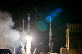 Tên lửa đẩy Soyuz mang theo vệ tinh Galileo 9 và 10 rời bệ phóng. (Nguồn: AFP/TTXVN)