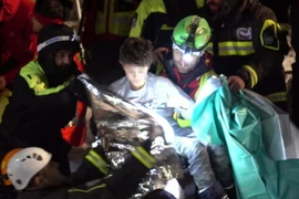 Một nạn nhân còn sống sót sau trận động đất được giải cứu ngày 21/1. (Nguồn: EPA/TTXVN)