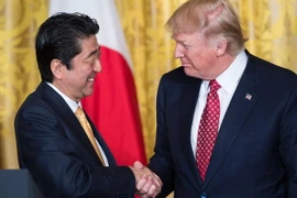 Tổng thống Mỹ Donald Trump (phải) và Thủ tướng Nhật Bản Shinzo Abe. (Nguồn: AFP/TTXVN)