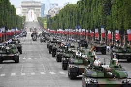 Xe tăng quân đội Pháp diễu binh trên đại lộ Champs-Elysees ngày 14/7. (Nguồn: AFP/TTXVN)