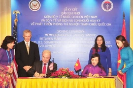 Bộ trưởng Bộ Y tế Việt Nam Nguyễn Thị Kim Tiến và Bộ trưởng Bộ Y tế Dịch vụ con người Hoa Kỳ Thomas E. Price Ký Bản ghi nhớ về phát triển phòng thí nghiệm tham chiếu quốc gia. (Ảnh: Nguyễn Khang/TTXVN)