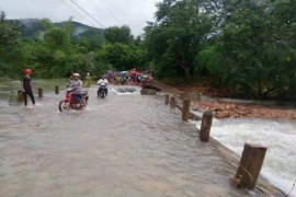 Nhiều nơi tại huyện miền núi Đồng Xuân, tỉnh Phú Yên bị ngập lụt nặng do mưa lũ. (Ảnh: Thế Lập/TTXVN)