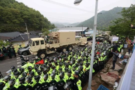 Xe chở hệ thống THAAD vào khu vực lắp đặt ở Seongju ngày 26/4. (Nguồn: AFP/TTXVN)