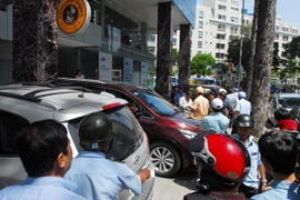 Xe ô tô đậu trên vỉa hè đường Nguyễn Thái Bình, lấn chiếm phần đường người đi bộ. (Ảnh: Mạnh Linh/TTXVN)