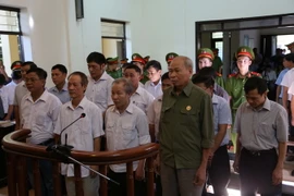 Các bị cáo đứng trước vành móng ngựa. (Ảnh: Nguyễn Văn Cảnh/TTXVN)