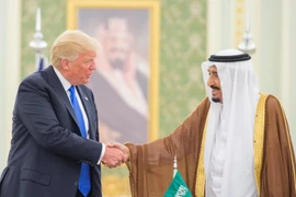 Tổng thống Mỹ Donald Trump (trái) và Quốc vương Saudi Arabia Salman Bin Abdul Aziz (phải) tại Ryiadh. (Nguồn: EPA/TTXVN)