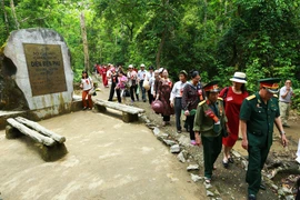 Đông đảo du khách đến tham quan khu di tích Mường Phăng, nơi đặt Sở chỉ huy Chiến dịch Điện Biên Phủ năm xưa. (Ảnh: Tuấn Anh/TTXVN)