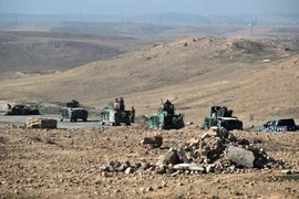 Lực lượng an ninh Iraq được triển khai tại làng Albu Saif, phía nam Mosul sau khi giành quyền kiểm soát khu vực này từ tay IS ngày 21/2. (Nguồn: AFP/TTXVN)