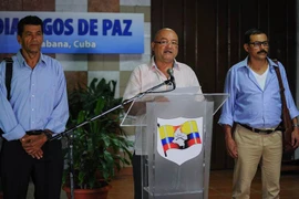 Đại diện FARC Carlos Antonio Lozada (giữa) tại vòng đàm phán với Chính phủ Colombia ở Havana, Cuba ngày 20/8/2015. (Nguồn: AFP/TTXVN)