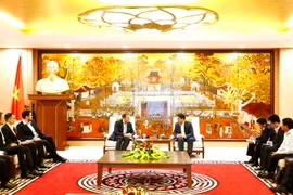 Chủ tịch UBND thành phố Hà Nội Nguyễn Đức Chung làm việc với ông Jens Ruebbert, Chủ tịch Hiệp hội Doanh nghiệp châu Âu (Eurocham) tại Việt Nam. (Ảnh: Văn Điệp/TTXVN)