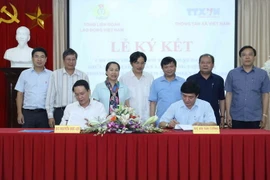Lễ ký kết chương trình phối hợp giữa Tổng Liên đoàn và Thông tấn xã Việt Nam. (Ảnh: Phương Hoa/TTXVN)
