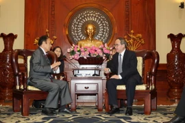 Bí thư Thành ủy thành phố Hồ Chí Minh Nguyễn Thiện Nhân tiếp ông Kiyoshi Ueda, Tỉnh trưởng tỉnh Saitama, Nhật Bản đang ở thăm và làm việc tại Việt Nam. (Ảnh: Thanh Vũ/TTXVN)