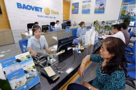 Khách hàng giao dịch tại BAOVIETBank chi nhánh Bình Dương. (Ảnh: Trần Việt/TTXVN)